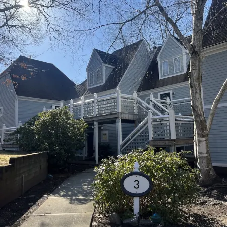 Cozy newly renovated condo, in Norwich, CT. 3 mins from Mohegan Sun Casino.