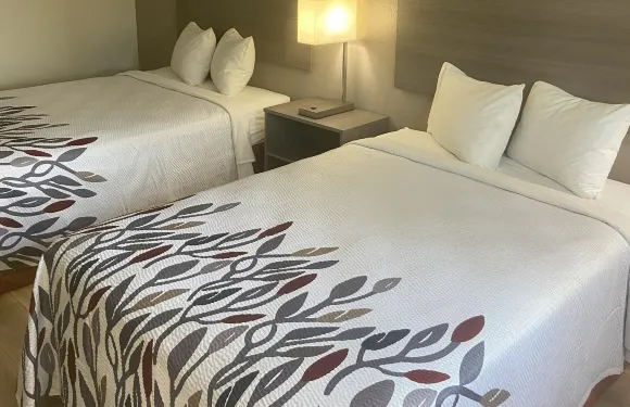 昆斯伯裏紅屋頂酒店