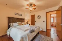 Private Wi-Fi>HotTub>Fenced Yard>Cozy Retreat