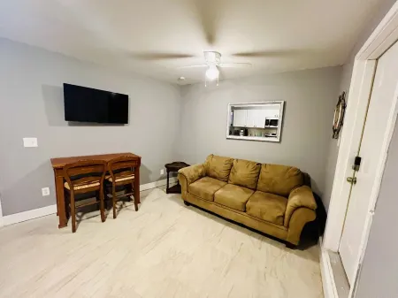 The “IN-LAW” lakefront apartment @ Sunset Estates Отели рядом с достопримечательностью «Суперспидвей Талладега»