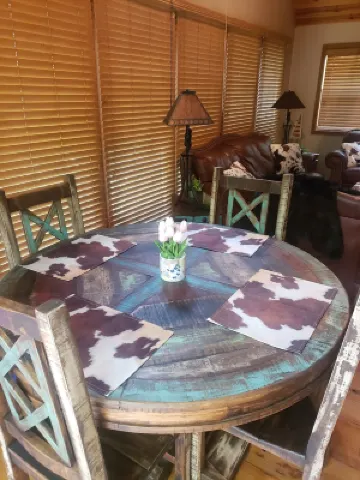 Cozy peaceful cabin with games, massage chair and fire pit! Bring your kayaks!!
