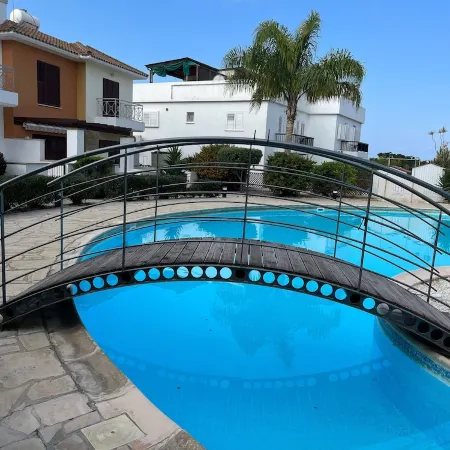 2 Bedroom Ground Floor Apartment Close to Shops, Restaurants, Old Town and beach
