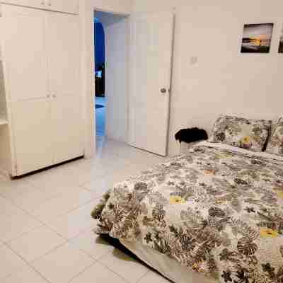 Modern Villa 15mins from anywhere!! Rooms