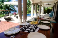 Perfect Location, Walk to Beach, Infinity Pool, Luxury Decor, Fast Free Wifi!