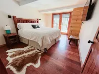 Beautiful Secluded Cabin with hot tub on 50 acres Hotels in Swan Township