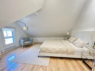 Cozy 2-Bedroom Apartment In Historical Building. Hotels near Elipsis Day Spa