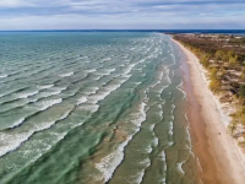 Gorgeous renovated-5 min to Main St-BBQ-Firepit-Free Sandbanks pass-Pac Man game Hotels in Picton