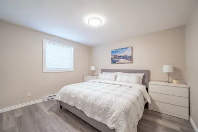 Completely Renovated Home in Parry Sound,with Full Kitchen, Laundry & Gazebo! Logan's of Parry Sound, Funeral Home附近的飯店