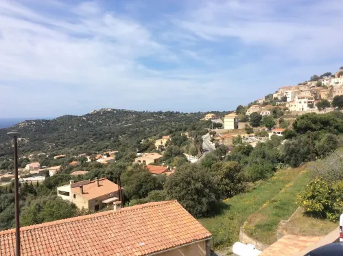 CHARMING STUDIO 30 m2 with TERRACE 15M2 IMPRENSABLE VIEW OF CALVI BAY Hotels in Lumio