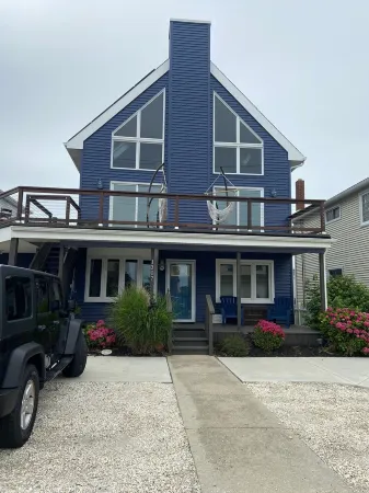 The Salty Air Retreat! Hear the Surf! Oceanview. Walkable.. Steps to the Beach.