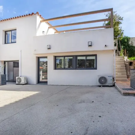 A 10 mn walk from the beach with view on the cap canaille house of 100 m2