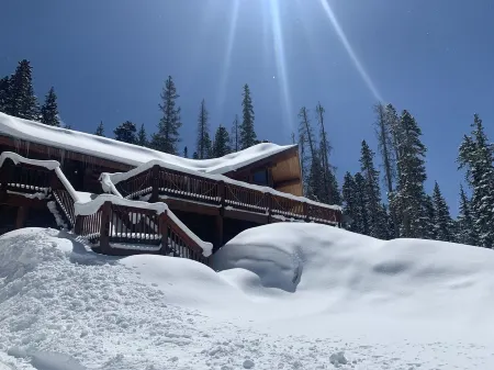 Private lodge with STEAM ROOM, huge deck, Mountain Views! Отели рядом с достопримечательностью «Квандари Пик Трейлхед»
