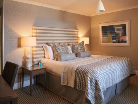 โรงแรมฮาร์เบอร์เซนท์ไอเวส