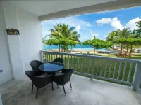 Luxury Waterfront 1/1 with Pool and Gym Hotels in Tower Isle