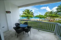 Luxury Waterfront 1/1 with Pool and Gym Hotels in Tower Isle