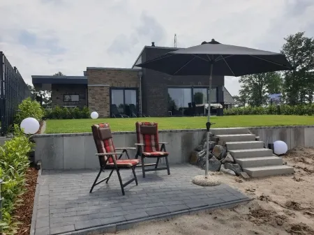 Vacation home right on the lake with sauna, air conditioning and private beach Отели в г. Барсель