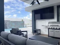 Charming 4-bedroom house w private pool, 7min from airport, close to restaurants