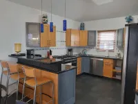 Modern Townhouse Located Near To City, Public Transport, Restaurants And Beaches Hotels in Warwick
