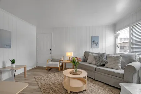 Freshly remodeled beach getaway, steps to the sand Отели рядом с достопримечательностью «Нейплс»