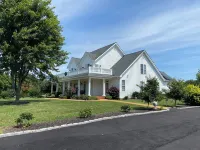 Escape to Nature: Exquisite Retreat Perfect for Gatherings near Charlottesville