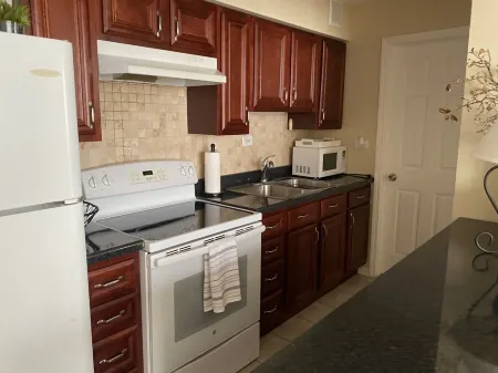 10 min walk to Stevenson Convention Center Отели рядом с достопримечательностью «Театр Роузмонта»