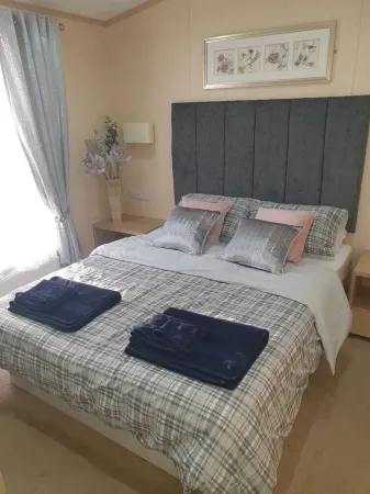 Interstellar - Luxury Hot Tub Lodge Отели в г. Ньютон-он--Мур энд Сварленд