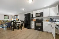 Thomas's Cozy Duplex - Centrally Located Hotels in Springfield