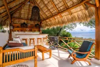 Spacious luxury villa with incredible ocean views, 5 minutes from the beach