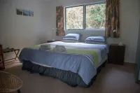 Bush backdrop, privacy and Bay views Hotels in Whangarei Heads