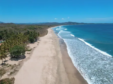 Amazing BeachFront, 3BR and 3.5BA, AC, great surfing! Free Parking