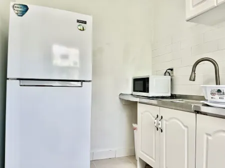 Cozy one Bedroom Apartment #C in Venetian Site Отели в г. Венешиан Роуд Сетлемент