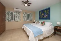 Cococabana7 newly renovated 1BR/1BA apar in downtown Coco, 5 min walk to beach.