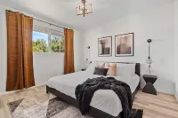 Stylish Drumheller Retreat: Steps from the Red Deer River! - Homestays