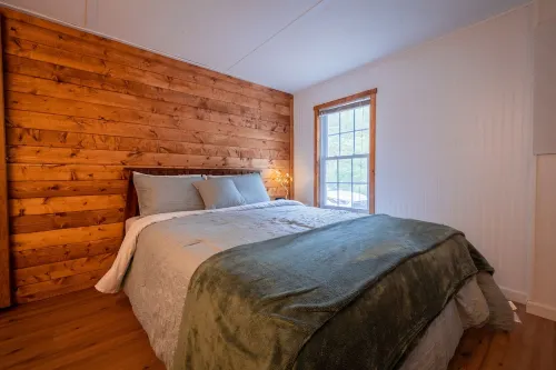 CreeksideCabin at Mt.Rainier dog friendlyFreshOrganicEggs