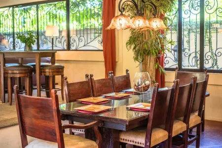 Steps from the beach ! Stunning Villa w/ concierge, butler, doorman. Отели рядом с достопримечательностью «Плайя Хако»