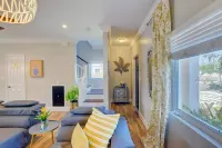 Cozy Condo Near Beach, Restaurants, Shops, Airport