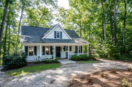 Orion's Retreat a charming cottage nestled by the scenic shores of Lake Sinclair