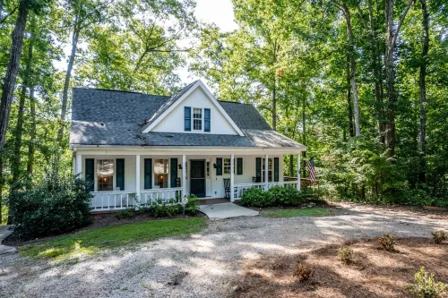 Orion's Retreat a charming cottage nestled by the scenic shores of Lake Sinclair Hotels in Putnam County