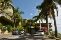 Fully Staffed, private pool, breakfast included, ocean view villa for groups!  호텔