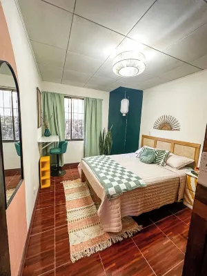 Vibrant Jungle Oasis Apt- Long stays & Medical Tourism, Patio, Fitness Equipment