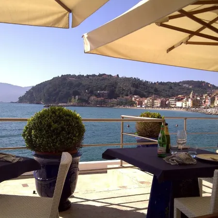 Idyllic air-conditioned apartment with private garden, by the sea
