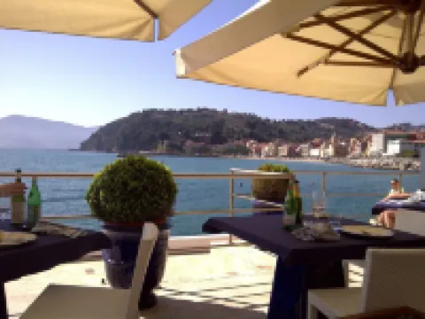 Idyllic air-conditioned apartment with private garden, by the sea