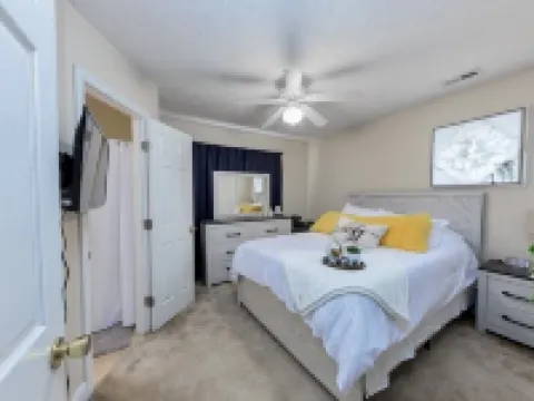 5 minutes to Cherry point! Family-sized townhouse with fireplace & balcony Hoteles en Havelock