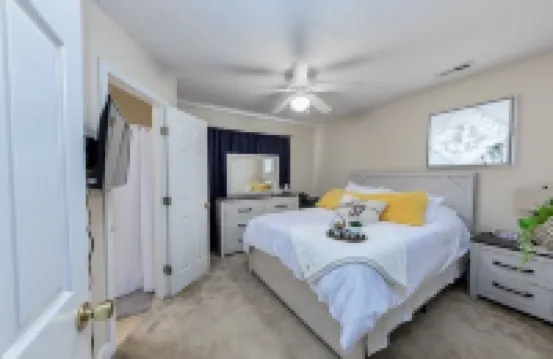 5 minutes to Cherry point! Family-sized townhouse with fireplace & balcony