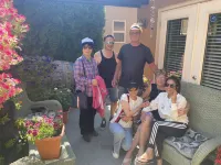 Mountain view, beautiful walk out suite overlooking a park and creek. 3bedrooms. FIELDS Osoyoos附近的飯店