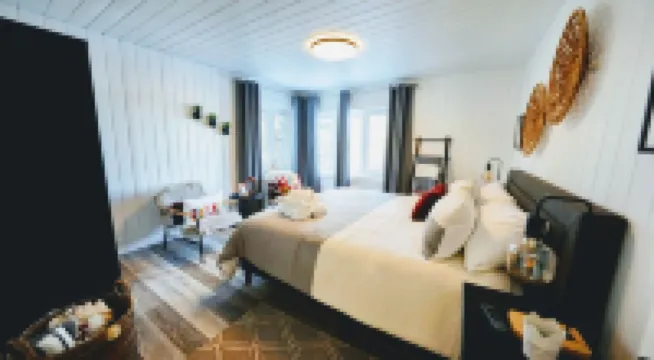 Newly Renovated Secluded Cottage