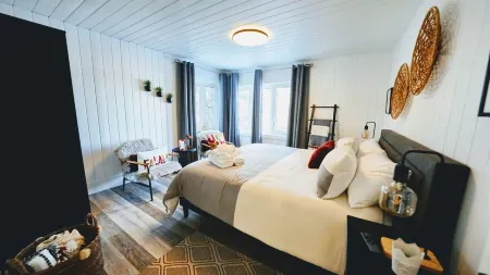 Newly Renovated Secluded Cottage Отели в г. Port Sydney