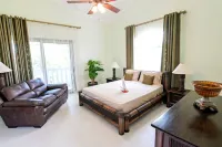 Queen Bee Villa Electricity and maid service included Hotels near Manati Park