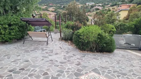 2 DOUBLE BEDS, MINI FRIDGE, COFFEE MACHINE, MICROWAVE OVEN, TABLE. Отели в г. Poggio dei Pini