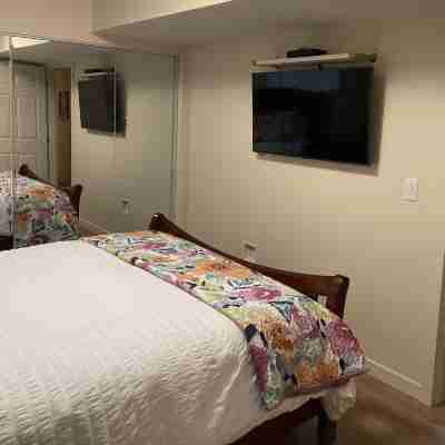 Bright Poolside 2 Bed, 2 Bath Walkout Basement Suite Rooms
